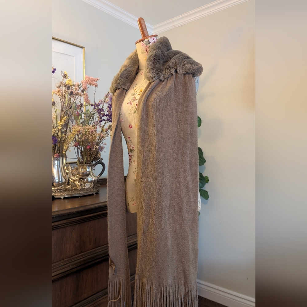 Danier Elegant‎ Brown Faux Fur knitted Scarf